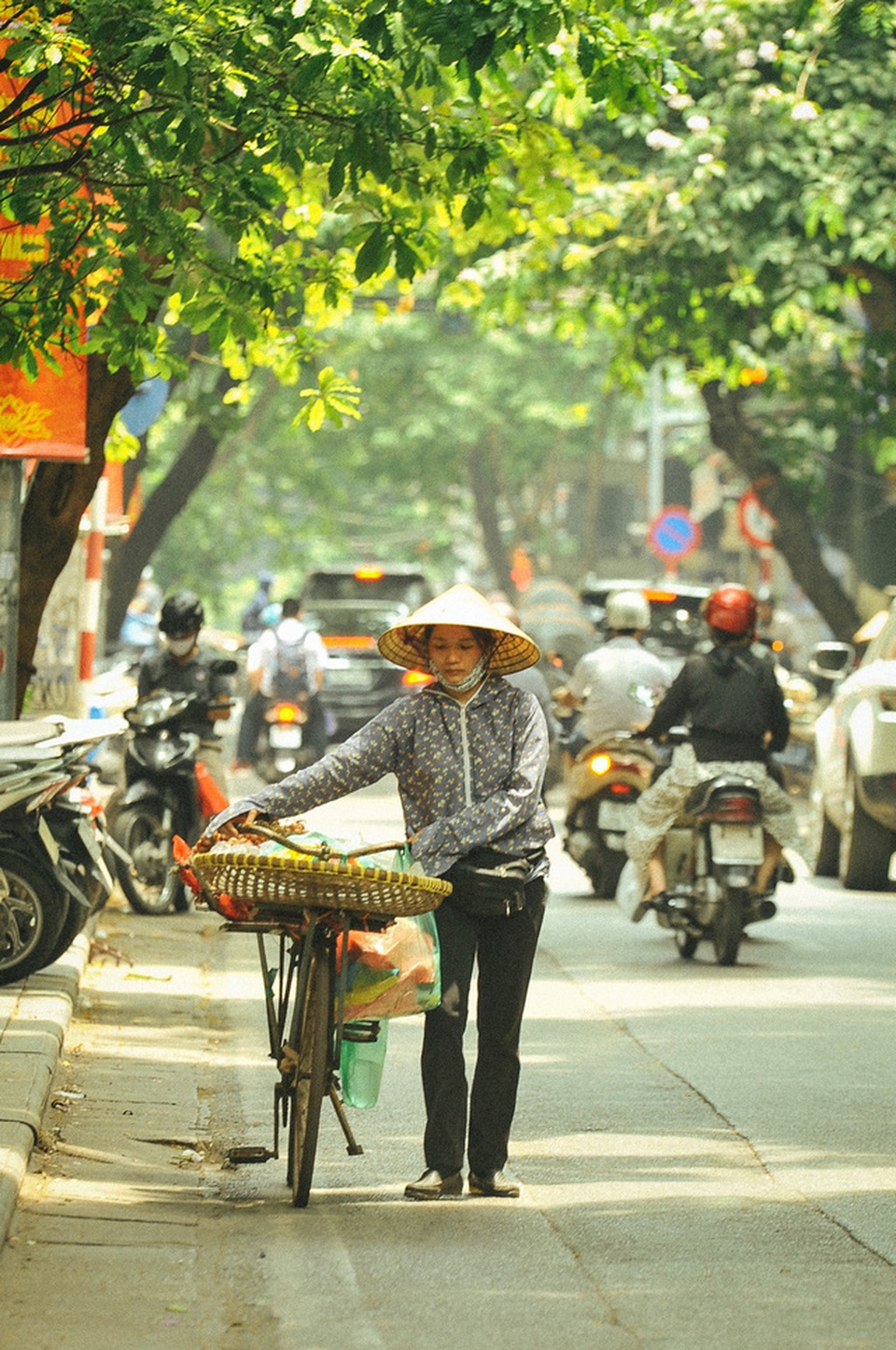 Người Hà Nội chật vật mưu sinh dưới nắng hè gay gắt - 4 Người Hà Nội chật vật mưu sinh dưới nắng hè gay gắt - 4