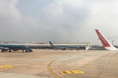 Hủy hàng chục chuyến bay do bão số 12