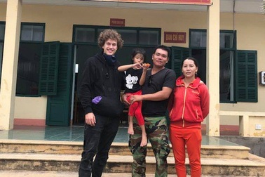 Du khách Đức cứu cháu bé khuyết tật đi lạc trên đèo Cả giữa đêm khuya