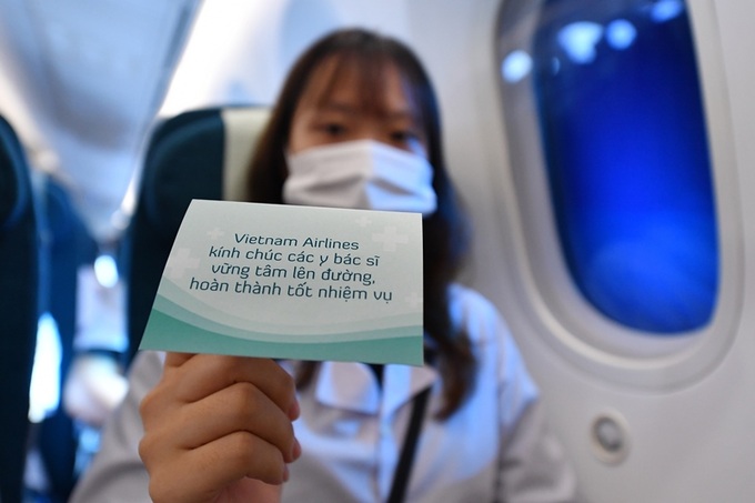 Vietnam Airlines &quot;thần tốc&quot; đưa lực lượng y tế tỉnh Hải Dương vào TP.HCM chống dịch - Ảnh 9.