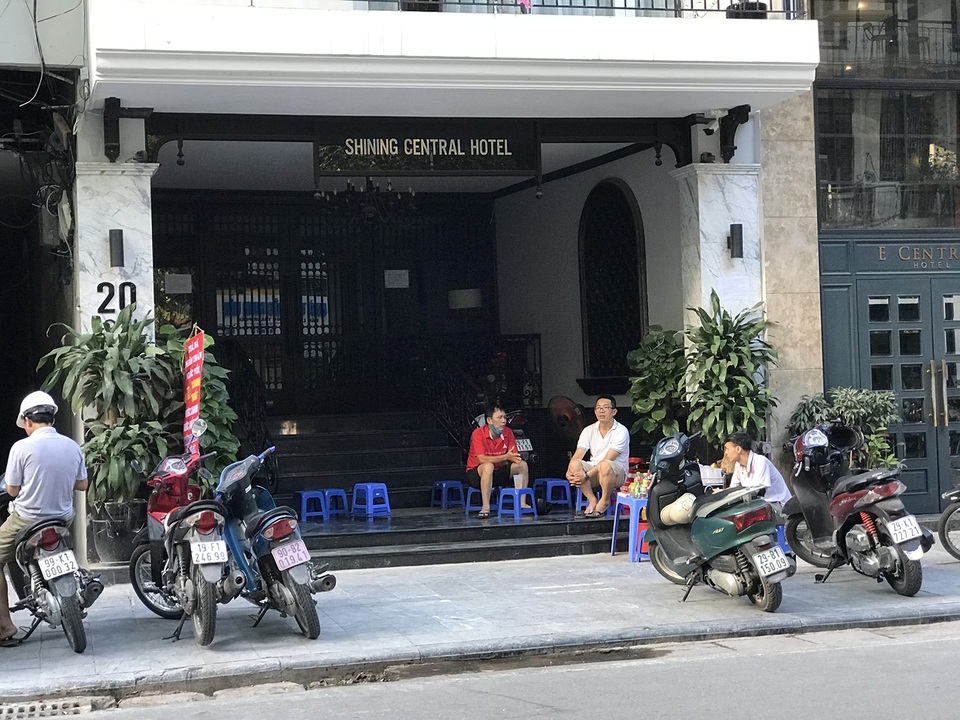 Hậu Covid-19, sảnh chờ khách sạn hạng sang thành quán trà đá vỉa hè - 5 Hậu Covid-19, sảnh chờ khách sạn hạng sang thành quán trà đá vỉa hè - 5