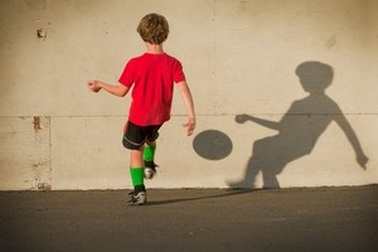 Cha mẹ bị bắt vì để con trai... chơi một mình ngoài sân