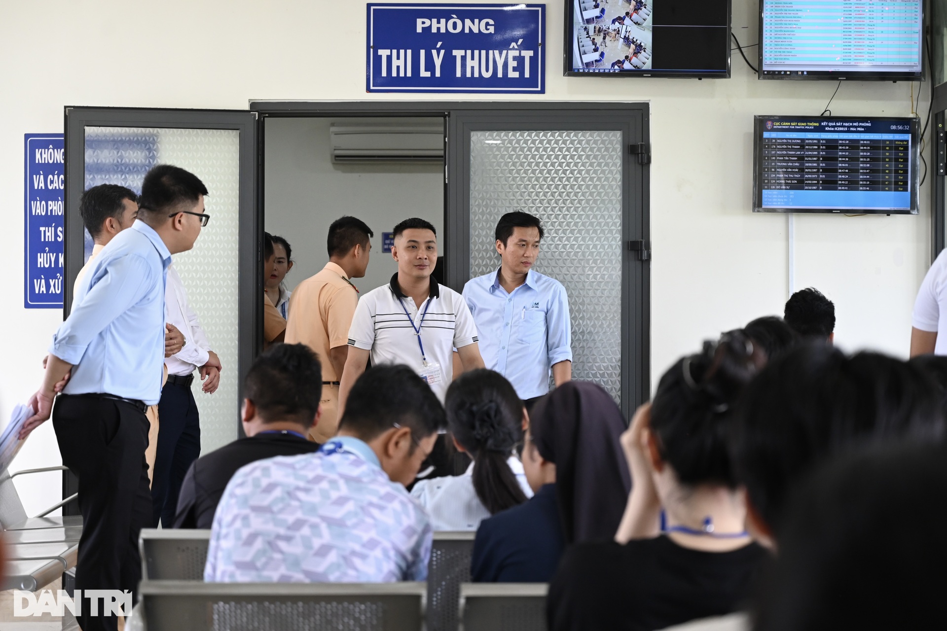 CSGT TPHCM lần đầu tiên tổ chức thi sát hạch, cấp giấy phép lái xe - 7 CSGT TPHCM lần đầu tiên tổ chức thi sát hạch, cấp giấy phép lái xe - 7