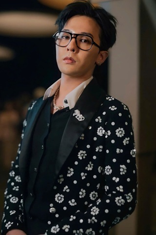 G-Dragon: Người đàn ông hiếm hoi "cân đẹp" mọi trang phục sến súa - 6
