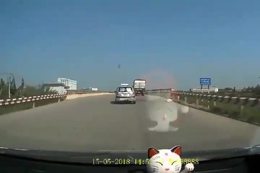 Xe taxi vượt ẩu lấn làn bị xe tải đi ngược chiều tông nát đầu