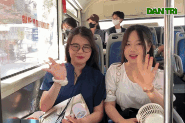 Người dân đón xe buýt từ Hà Nội đi Hoà Lạc xem chiến sĩ hợp luyện diễu binh