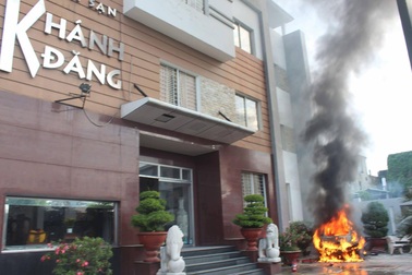 Ô tô phát nổ, bốc cháy trước khách sạn