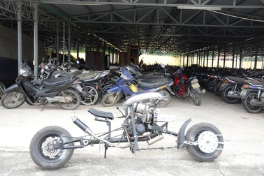 Mô tô "độ" đại liên 6 nòng: Chủ nhân khai do mê xe