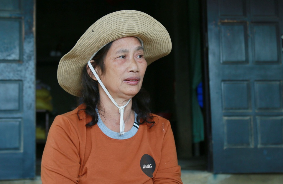 Những phụ nữ “bỏ nhà” đi giúp dân trong trận lụt “trăm năm mới thấy” - 2 Những phụ nữ “bỏ nhà” đi giúp dân trong trận lụt “trăm năm mới thấy” - 2