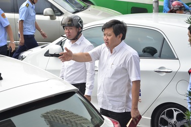 Phó Chủ tịch quận 1: “Không lấy lại được vỉa hè tôi cởi áo về vườn”