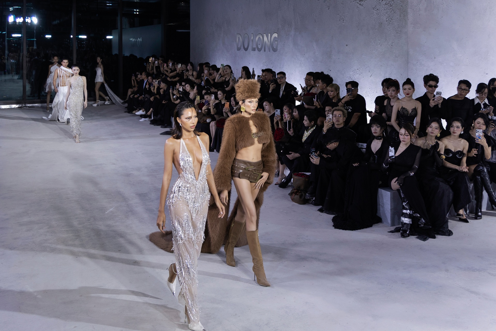 Minh Trieu snublet i skjørtet sitt, håndterte hendelsen på catwalken profesjonelt - 1 Minh Triệu vấp tà váy, xử lý sự cố chuyên nghiệp trên sàn diễn thời trang - 1