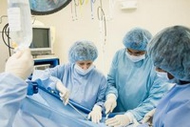 Bác sĩ bị kiện vì “quên” gạc trong bụng bệnh nhân suốt 15 năm