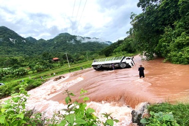 Mưa lũ trong đêm khiến ô tô bị lật, nhiều hộ dân phải di dời khẩn cấp