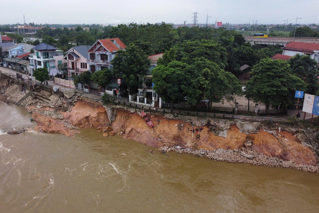 Sạt lở sát chân cầu Hạc Trì ở Phú Thọ, uy hiếp nhiều nhà dân - 1 Sạt lở sát chân cầu Hạc Trì ở Phú Thọ, uy hiếp nhiều nhà dân - 1