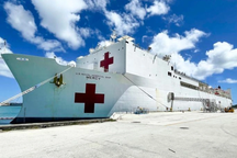 Tàu bệnh viện lớn nhất thế giới cập cảng Vũng Rô - Phú Yên
