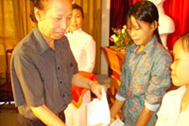 45 học sinh Nghệ An nhận học bổng Golf vì trẻ em nghèo