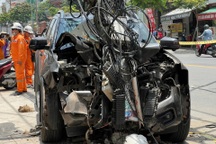 Xe bán tải húc gãy cột điện ở TPHCM, tài xế thiệt mạng