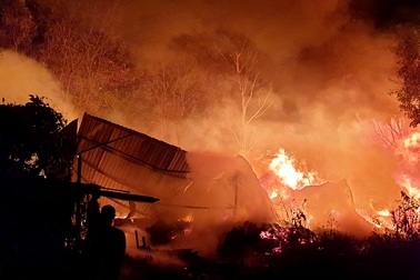 Cơ sở pallet cháy dữ dội trong đêm, gần 1.000m2 nhà xưởng đổ sập