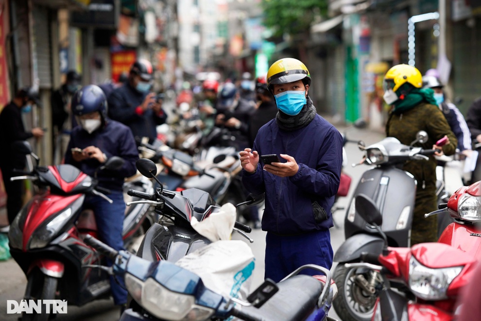 Hà Nội: Đông nghịt người quét QR Code tại ổ dịch Phú Đô - 2 Hà Nội: Đông nghịt người quét QR Code tại ổ dịch Phú Đô - 2