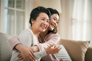 Mẹ chồng dè bỉu khi nghỉ việc, 2 năm sau bà cầm tay tôi khóc và cảm ơn