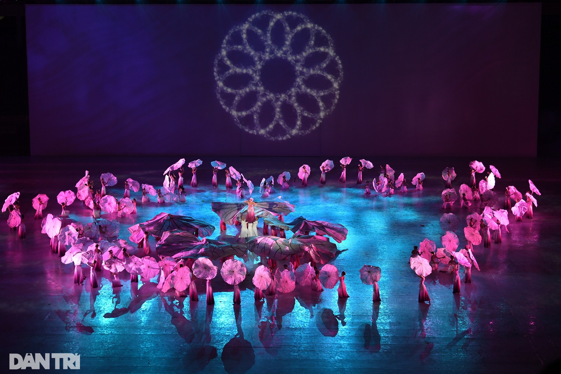 Toàn cảnh lễ khai mạc SEA Games 31: Rực rỡ chào mừng Đông Nam Á tỏa sáng - 6