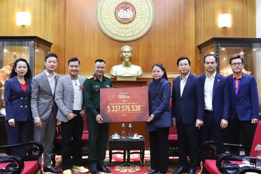 "Tôi! Người Việt Nam" bàn giao 5,3 tỷ đồng ủng hộ đồng bào vùng bão lũ