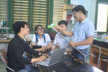Nhóm sinh viên chế tạo gậy thông minh hỗ trợ người già