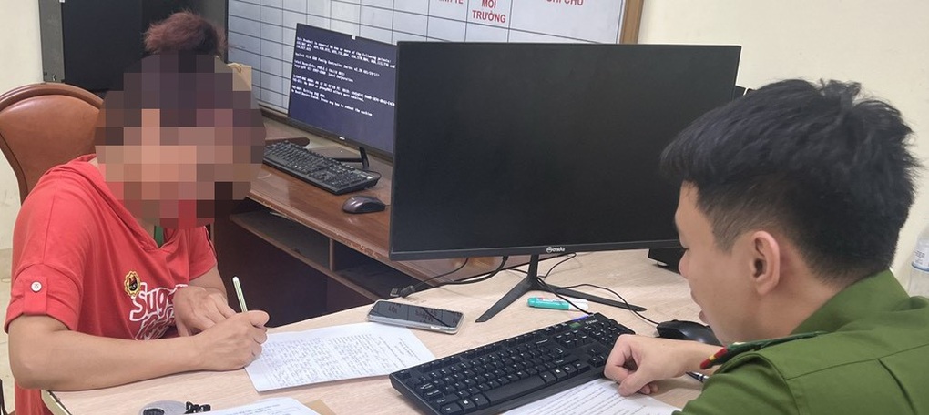 Công an làm việc với nhóm nhảy phản cảm trước UBND quận Hà Đông - 1 Công an làm việc với nhóm nhảy phản cảm trước UBND quận Hà Đông - 1