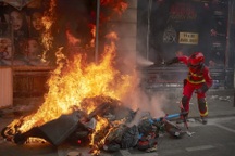 Chung cư 10 tầng bị thiêu rụi do cháy xe điện, người nhảy từ tầng 4 tử vong