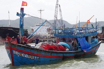 Cứu sống 4 ngư dân trên tàu cá bị chìm trên biển