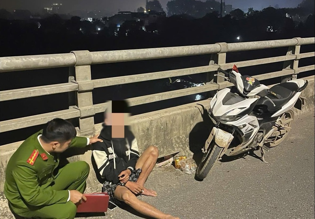 Công an ngăn chặn 2 người dân định nhảy cầu Văn Lang tự tử - 1 Công an ngăn chặn 2 người dân định nhảy cầu Văn Lang tự tử - 1