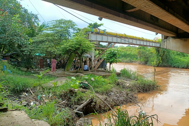 Theo mẹ thả cá phóng sinh, bé trai 2 tuổi bị nước cuốn trôi