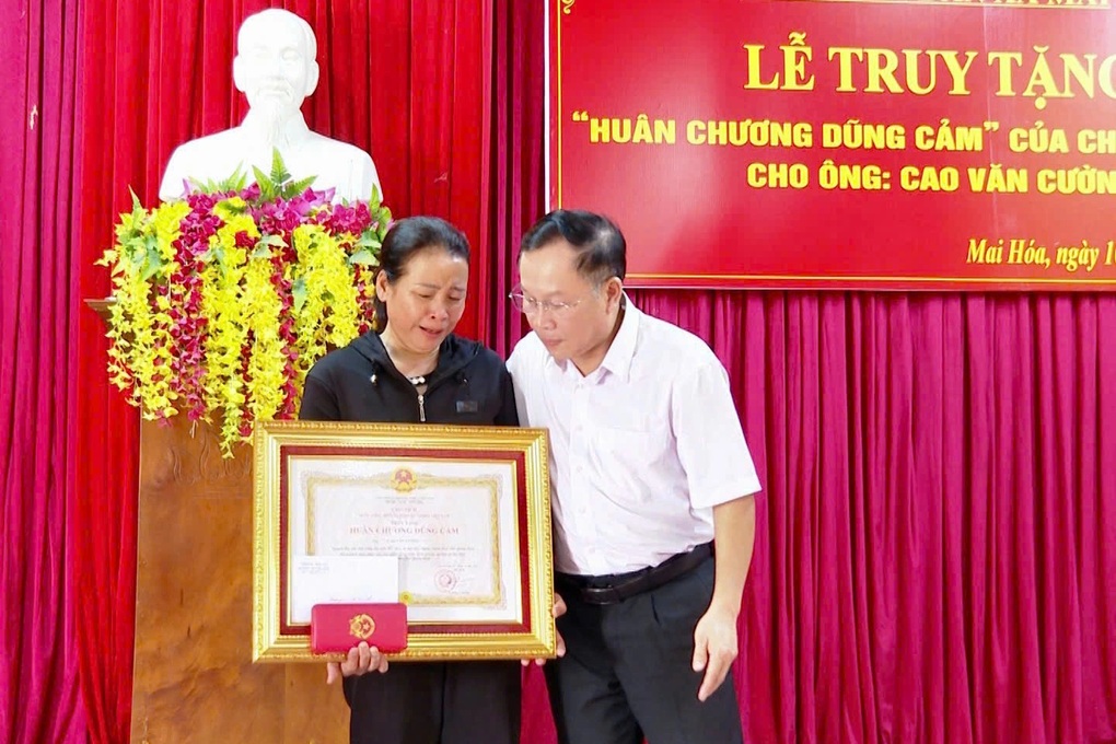 Người đàn ông cứu học sinh trong lũ được truy tặng Huân chương Dũng cảm - 1 Người đàn ông cứu học sinh trong lũ được truy tặng Huân chương Dũng cảm - 1