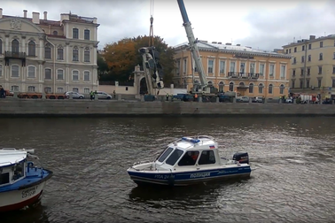 Xe cần cẩu cỡ đại đâm xuyên hàng rào, "lộn cổ" xuống sông