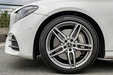 Tại sao lốp xe màu đen trong khi cao su tự nhiên màu trắng?