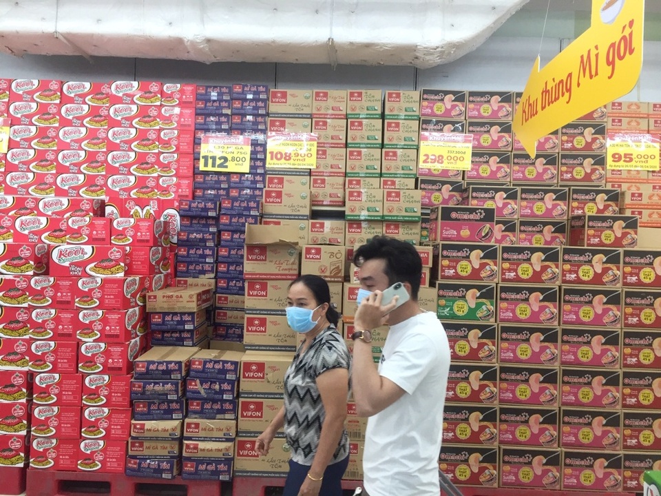 TPHCM: Chợ và siêu thị vắng người, chợ tạm phải “giải tán - 3