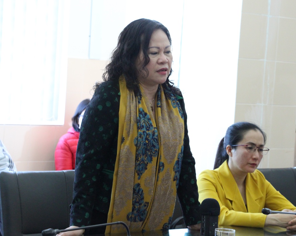 Bộ trưởng Đào Ngọc Dung thăm hỏi, tặng quà cháu bé bị cha chém ở Đắk Lắk - 2 Bộ trưởng Đào Ngọc Dung thăm hỏi, tặng quà cháu bé bị cha chém ở Đắk Lắk - 2