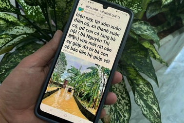Nước lũ bao vây, người phụ nữ lên mạng khẩn cầu giúp đỡ đưa tang bà