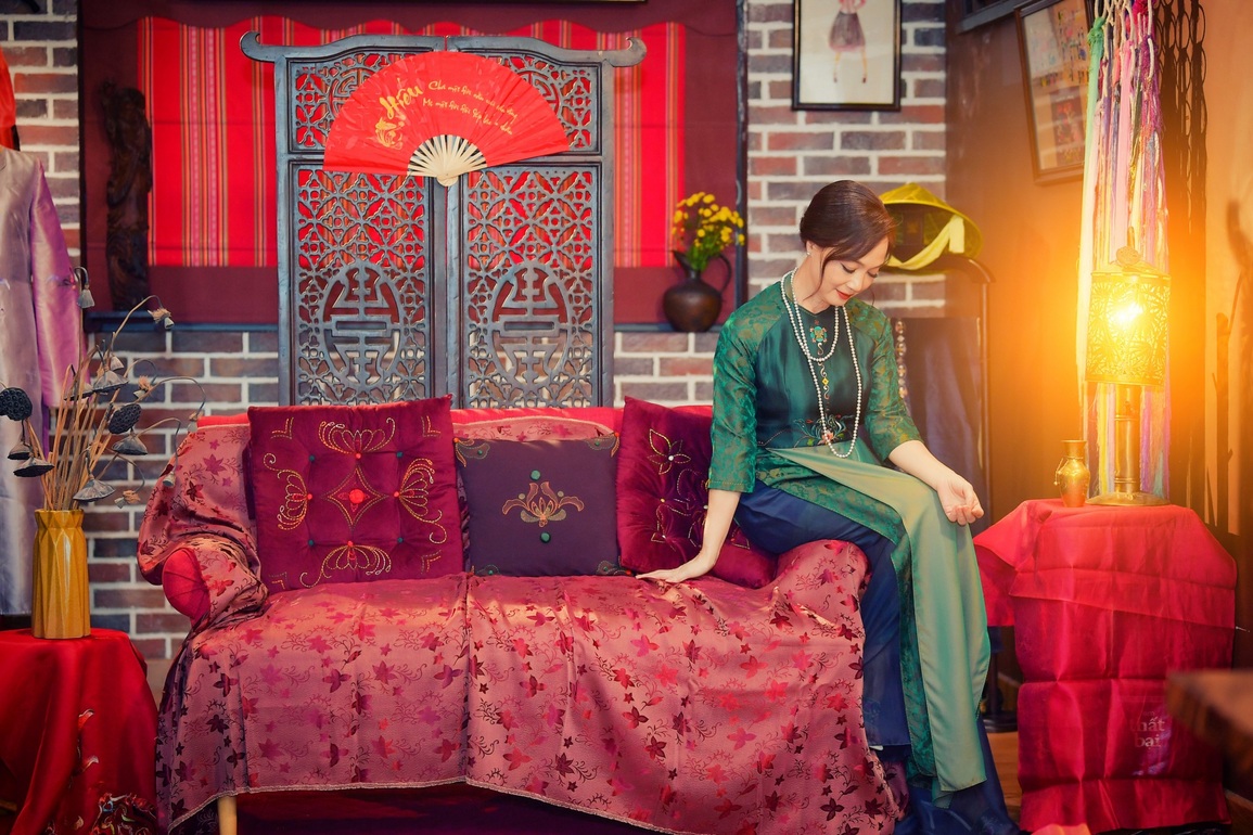 NSND Lê Khanh làm người mẫu áo dài cho NTK Xuân Thu - 9 NSND Lê Khanh làm người mẫu áo dài cho NTK Xuân Thu - 9