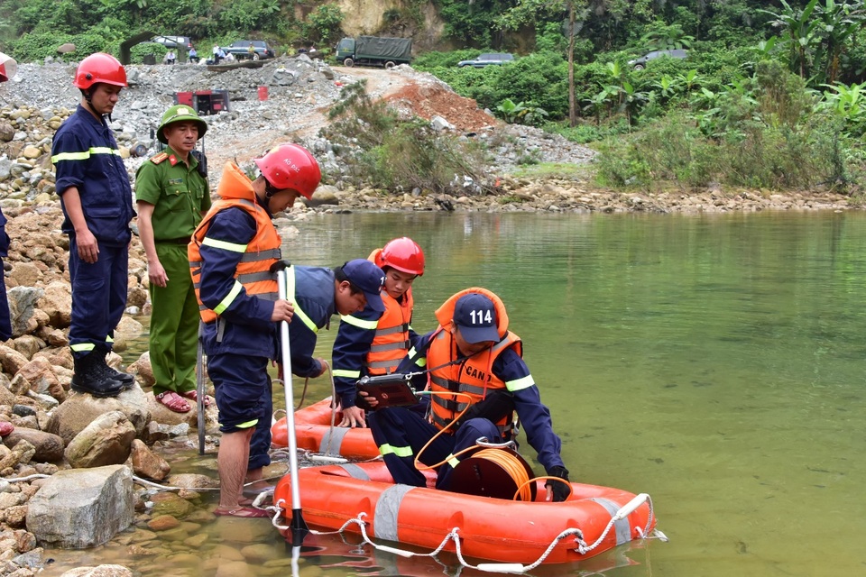 Tìm thấy ví tiền, quần áo, xe máy của các nạn nhân mất tích ở Rào Trăng - 2 Tìm thấy ví tiền, quần áo, xe máy của các nạn nhân mất tích ở Rào Trăng - 2