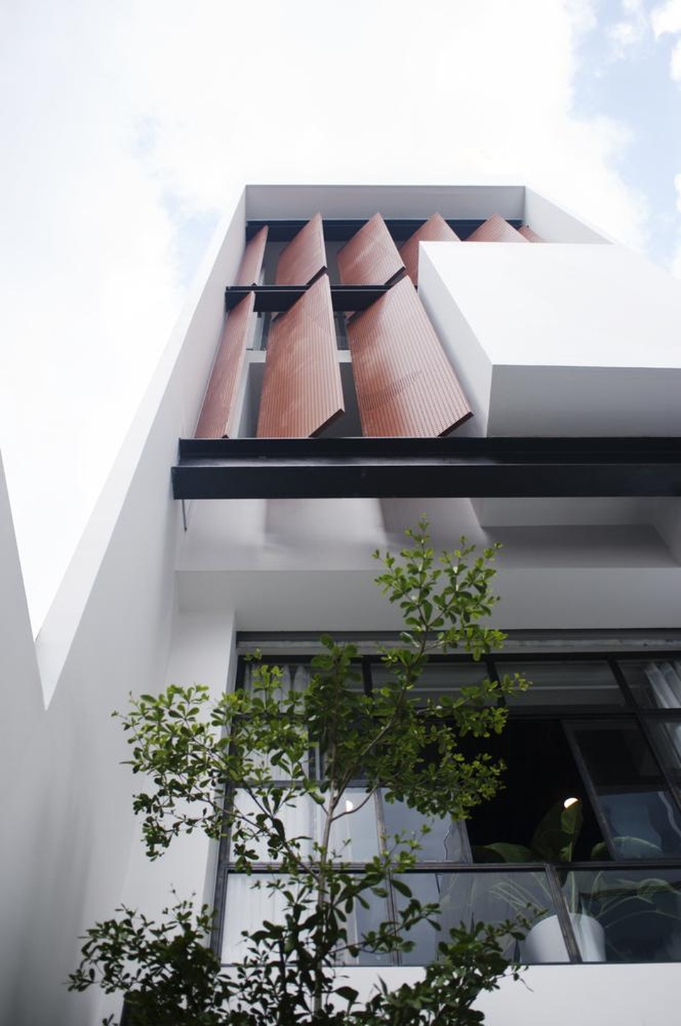 Nhà có mặt tiền độc: Ngày chắn nắng, tối lên đèn thành tranh vẽ lung linh - 2