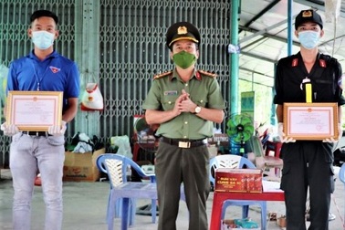 Sóc Trăng: Khen đột xuất lực lượng trực chốt kiểm soát dịch bắt ma túy