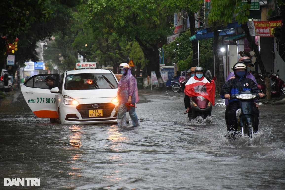 Đường phố Quảng Ngãi ngập sâu sau trận mưa lớn bất thường - 4 Đường phố Quảng Ngãi ngập sâu sau trận mưa lớn bất thường - 4