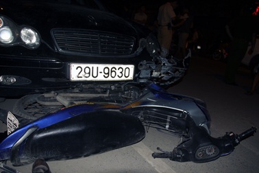 Gây tai nạn, xe Mercedes đẩy xe máy 5km trên đường tháo chạy