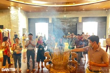 Hàng nghìn du khách dâng hương Đền Hùng Cần Thơ ngày giỗ Tổ