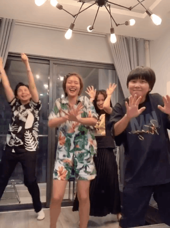 Gil Lê - Hoàng Thuỳ Linh công khai dance cover cực lầy cùng Khả Ngân khiến dân tình lại đẩy thuyền nhiệt liệt - Ảnh 3. Gil Lê - Hoàng Thuỳ Linh công khai dance cover cực lầy cùng Khả Ngân khiến dân tình lại đẩy thuyền nhiệt liệt - Ảnh 3.