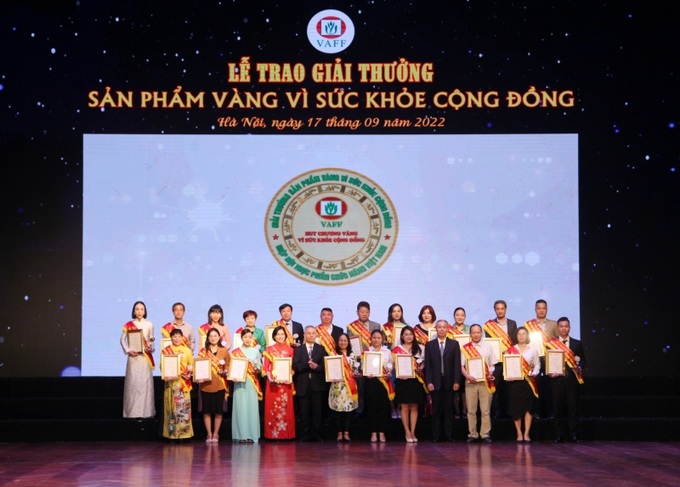 Trao Huy Chương Vàng và Giấy Chứng nhận đạt SPVVSKCĐ  năm 2022, cho sản phẩm của 25 Doanh nghiệp đoạt giải.