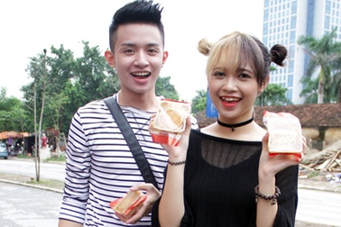 Mờ  Naive cùng hotboy bán bánh trung thu làm từ thiện