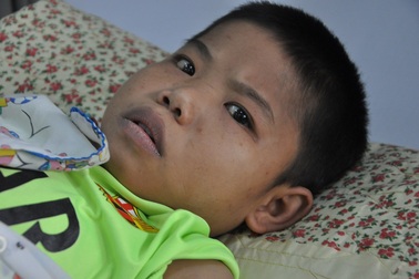 Không có 20 triệu phẫu thuật gãy tay, cậu bé 17 tuổi nguy kịch tính mạng