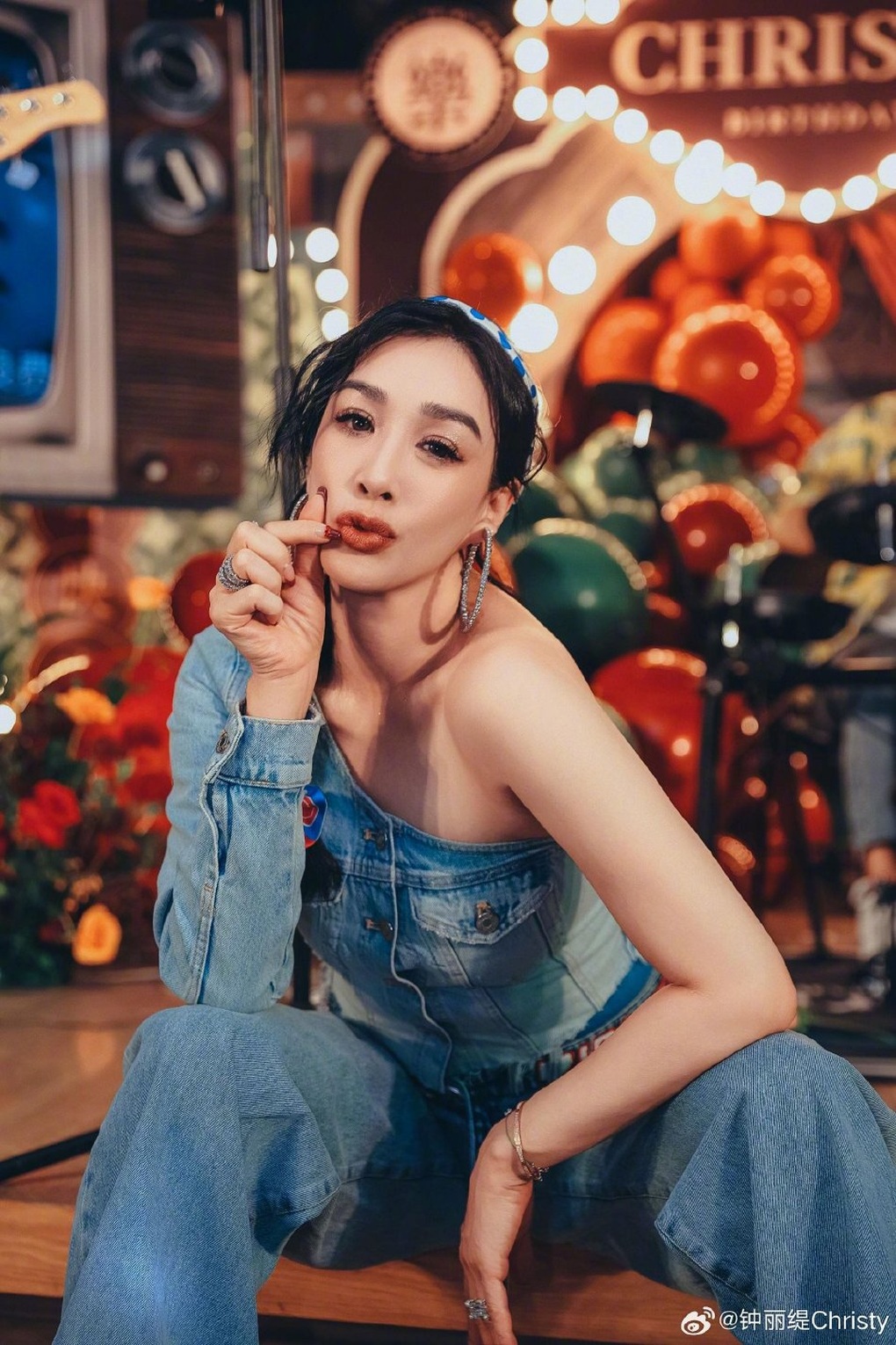 Tuổi tác chỉ là con số: Bom sex Chung Lệ Đề đội vương miện, hôn chồng trẻ - 3 Tuổi tác chỉ là con số: Bom sex Chung Lệ Đề đội vương miện, hôn chồng trẻ - 3